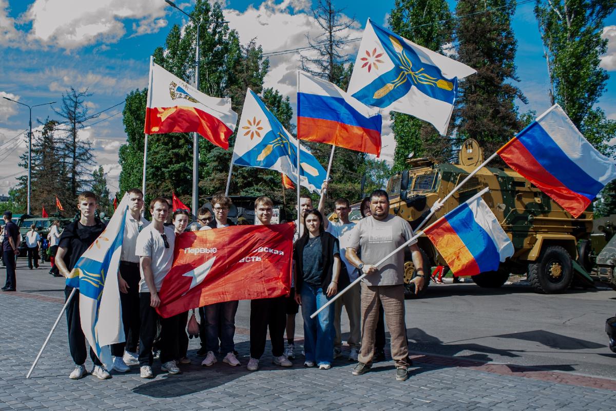Активисты университета приняли участие в патриотическом мероприятии «Народов много – Россия одна» Фото 2